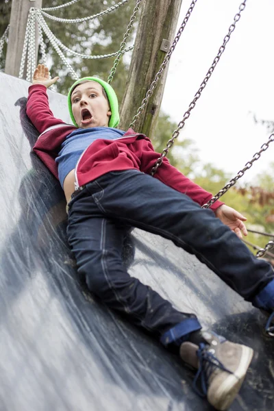 Garçon sur l'aire de jeux — Photo