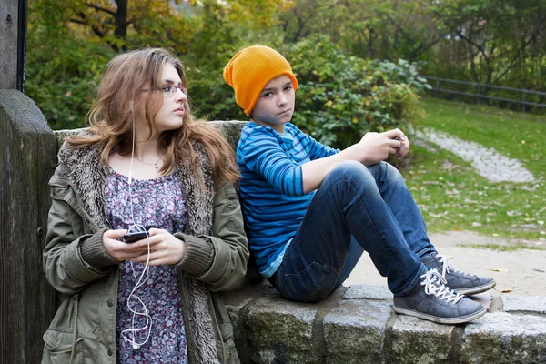 Mädchen und Junge mit Telefonen — Stockfoto