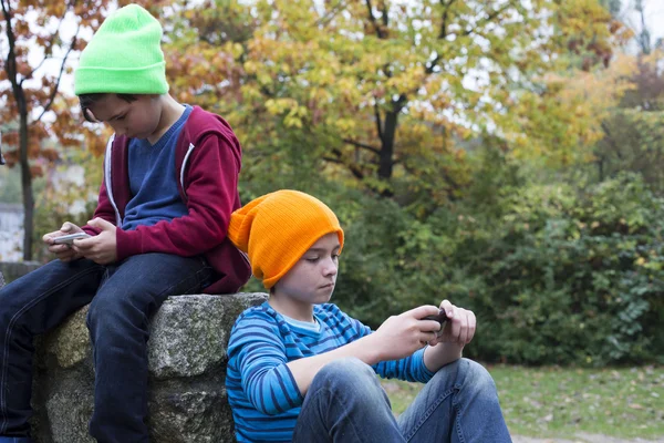 Два мальчика с телефонами — стоковое фото