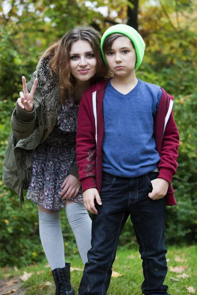 Adolescente e menino em um parque — Fotografia de Stock