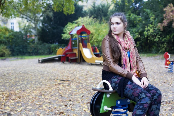 Teenager-Mädchen auf Spielplatz — Stockfoto