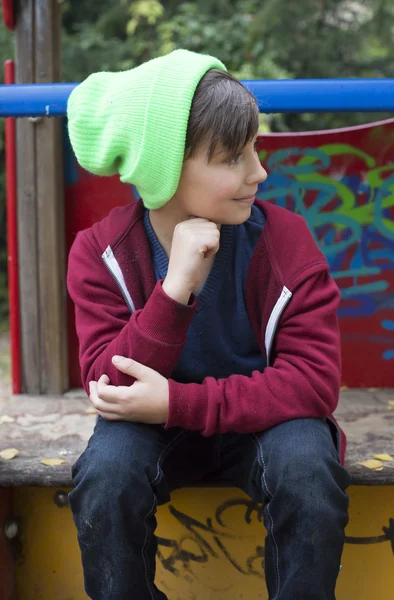 Niño en patio de recreo — Foto de Stock