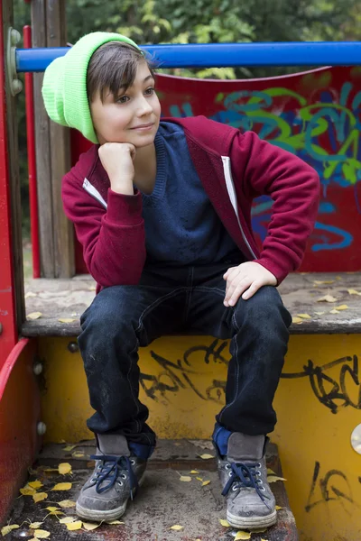 Niño en patio de recreo — Foto de Stock