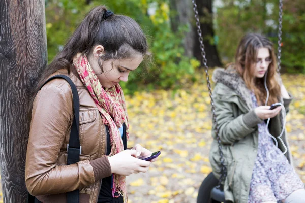 Telefonları ile iki kız — Stok fotoğraf