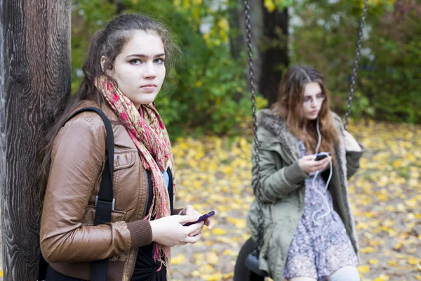 Två tjejer med telefoner — Stockfoto