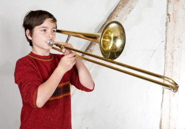 çocukla bir trombon