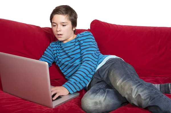 Jongen en een laptop — Stockfoto