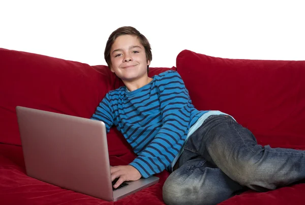 Jongen en een laptop — Stockfoto