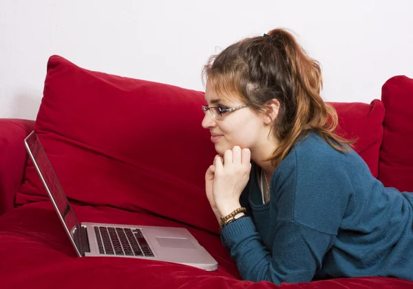 Meisje en een laptop — Stockfoto