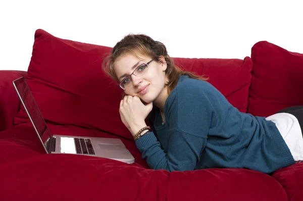 Ragazza e un computer portatile — Foto Stock