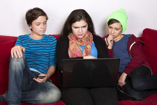 Girl and boys and a laptop — Stock Photo, Image