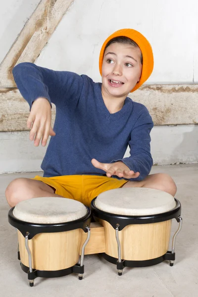 Jongen met een trommel — Stockfoto