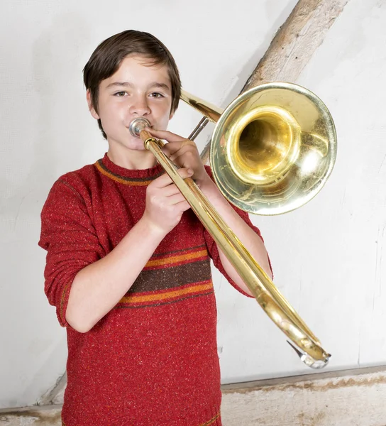 Menino com um trombone — Fotografia de Stock