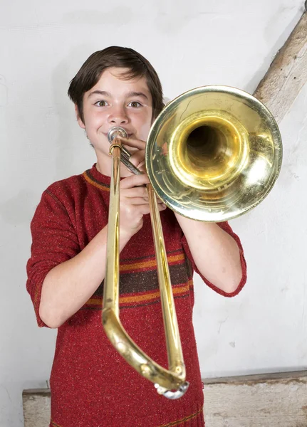 Çocukla bir trombon — Stok fotoğraf