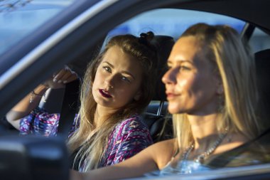 Bir arabada iki kadın.