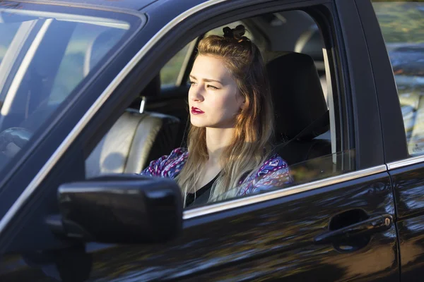 Vrouw die rijdt — Stockfoto