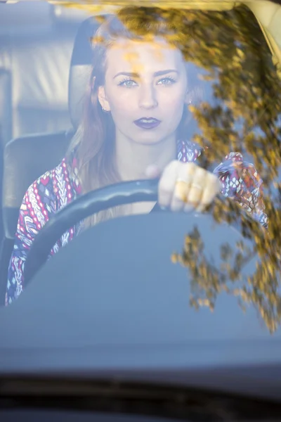 Kvinne som kjører – stockfoto
