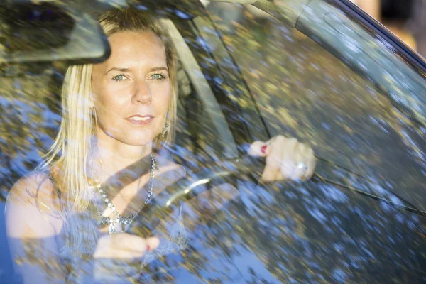 Vrouw die rijdt — Stockfoto