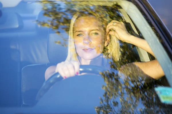 Conducción de mujer — Foto de Stock