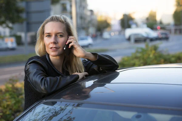 Vrouw aan de telefoon — Stockfoto