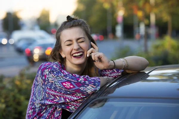 Kvinna på telefonen och skrattar — Stockfoto