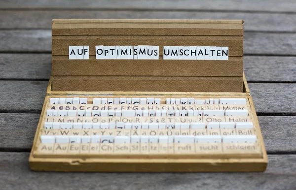 Tekst: "Auf Optimismus umschalten" — Zdjęcie stockowe