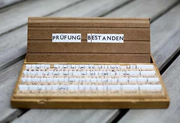 Německý text: "Prüfung bestanden" — Stock fotografie