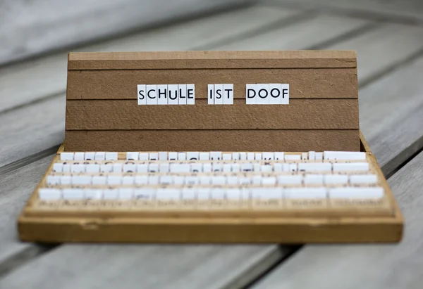 Tekst niemiecki: "Schule ist doof" — Zdjęcie stockowe