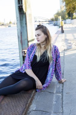 genç kadın limanda tarafından