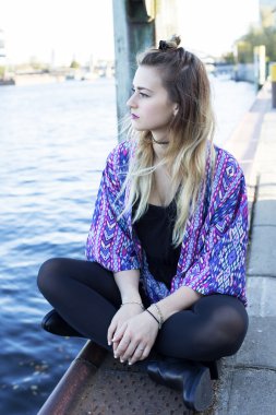 genç kadın limanda tarafından