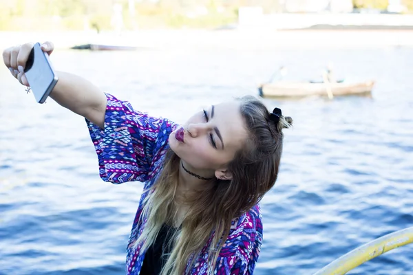Mujer joven tomando una selfie — Foto de Stock