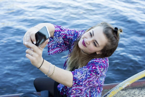Genç bir kadın selfie çekiyor. — Stok fotoğraf
