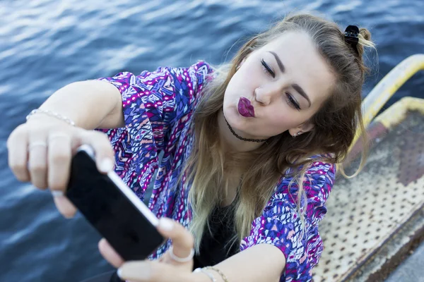 Young woman taking a selfie — Stock Photo, Image