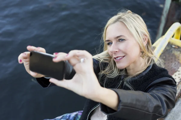 Blond kvinna tar en selfie — Stockfoto