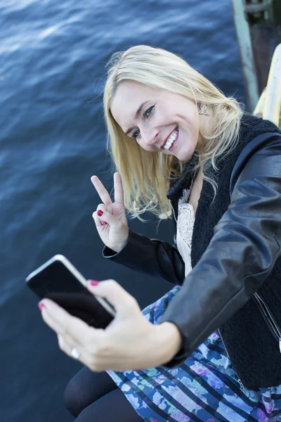 Blond kvinna tar en selfie — Stockfoto