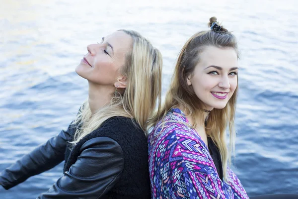 Twee vrouwen door de waterkant — Stockfoto