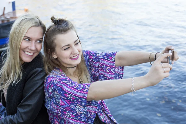 Två kvinnor som tar en selfie — Stockfoto