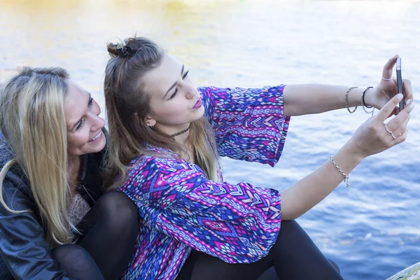 Dos mujeres tomando una selfie — Foto de Stock