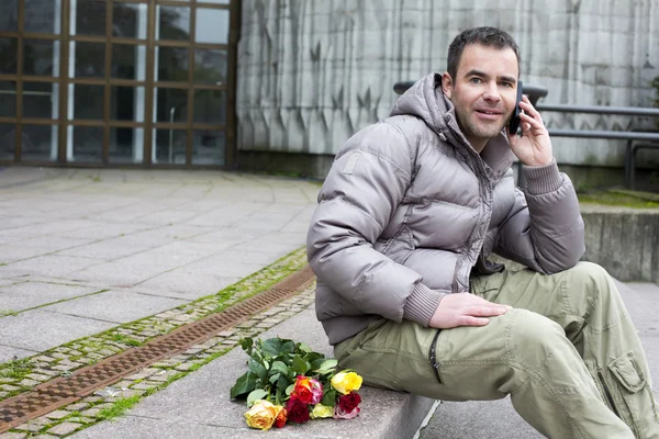 Man outside on the phone — Stock Photo, Image