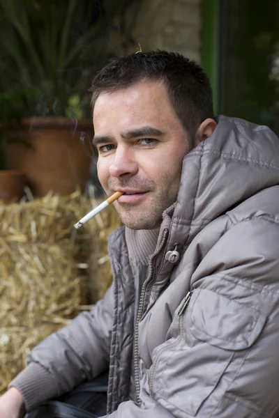 Man smoking a cigarette — Stock Photo, Image