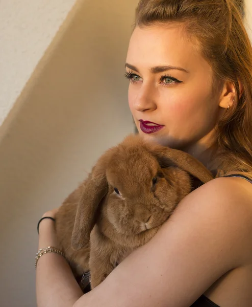 ウサギを持つ若い女性 — ストック写真
