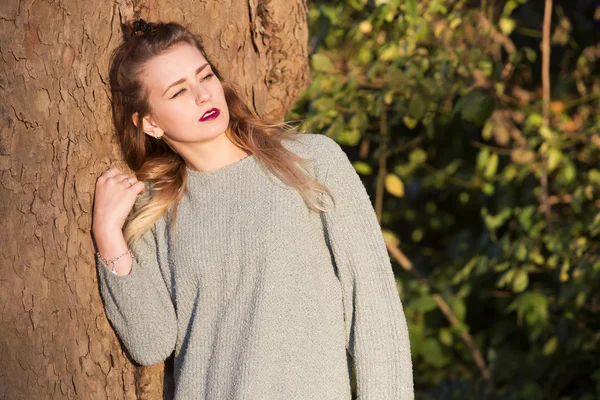 Portret van een vrouw voor een boom — Stockfoto