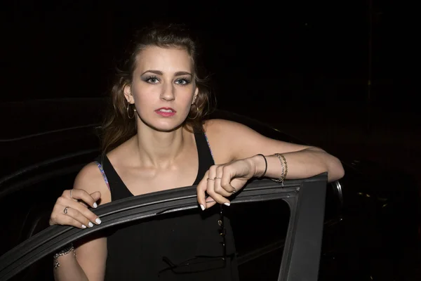 Bir araba tarafından duran genç kadın — Stok fotoğraf