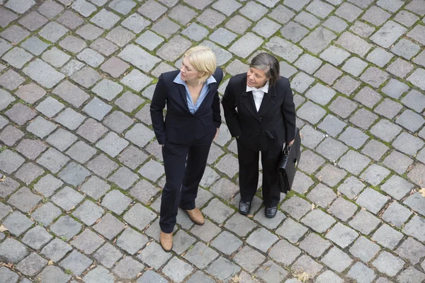 Vue aérienne de deux femmes d'affaires — Photo