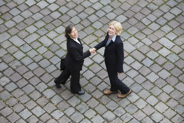 Vue aérienne de deux femmes d'affaires — Photo