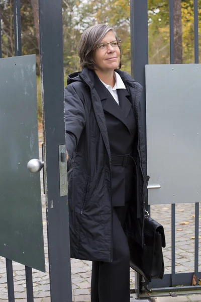 Businesswoman standing at the door — Stock Photo, Image