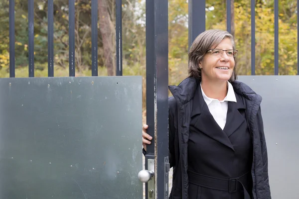 Businesswoman standing at the door — Stock Photo, Image