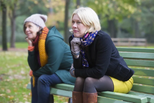 Dos mujeres en un banco en un parque — Foto de Stock