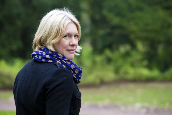 Portrait of a woman in a park — Stock Photo, Image