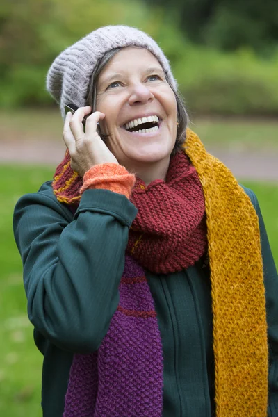 Mujer en el parque con un teléfono —  Fotos de Stock
